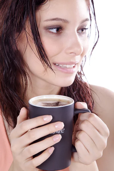 Улыбающаяся брюнетка пьет черный кофе — стоковое фото