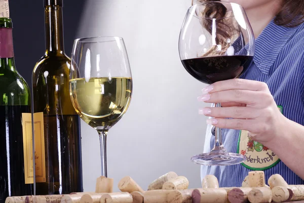 şarap tadımı esmer kız