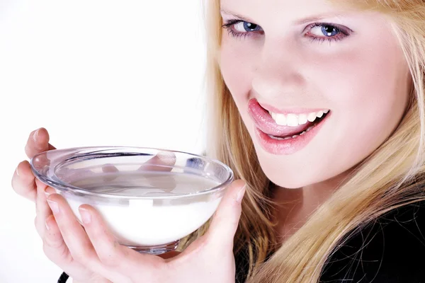 Frau mit einem Teller Milch — Stockfoto