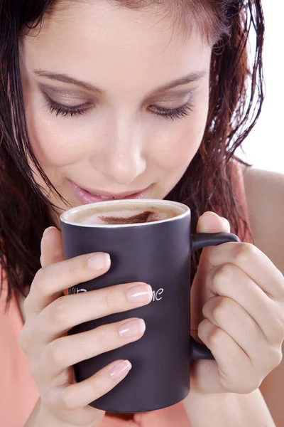 Sorridente donna bruna che beve caffè nero — Foto Stock