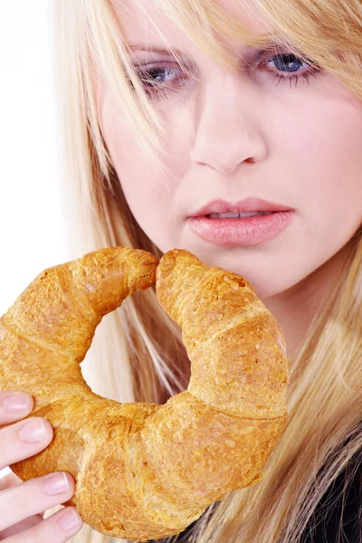 Женщина ест хлебобулочные изделия — стоковое фото