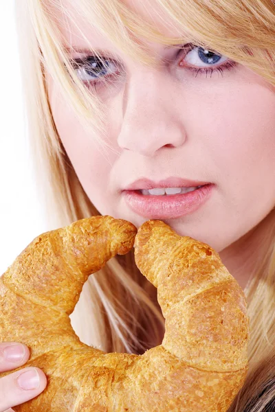 Vrouw eten van gebakken goederen — Stockfoto