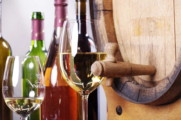 Barrel and bottle of wine — Stock Photo, Image