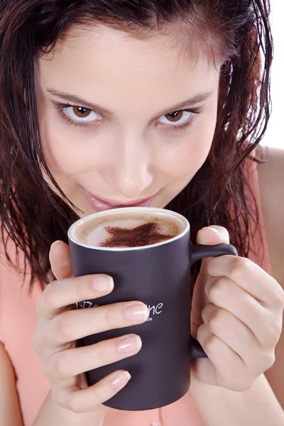 Esmer kadın içme siyah kahve gülümseyen — Stok fotoğraf