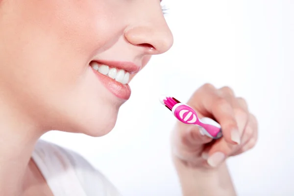 Closeup portret van mooie jonge vrouw haar tanden poetsen — Stockfoto