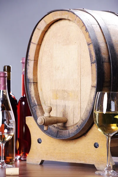 Barrel and bottle of wine — Stock Photo, Image