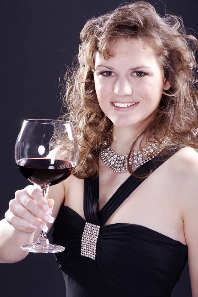 Μελαχρινή κοπέλα γευσιγνωσία οίνου — Φωτογραφία Αρχείου