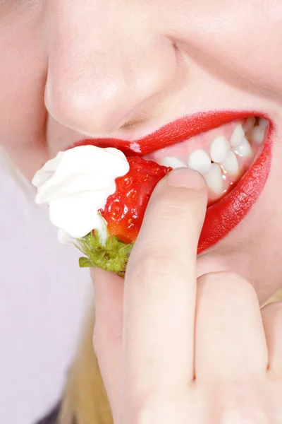 Beautiful female mouth with white teeth eating strawberries — Stock Photo, Image