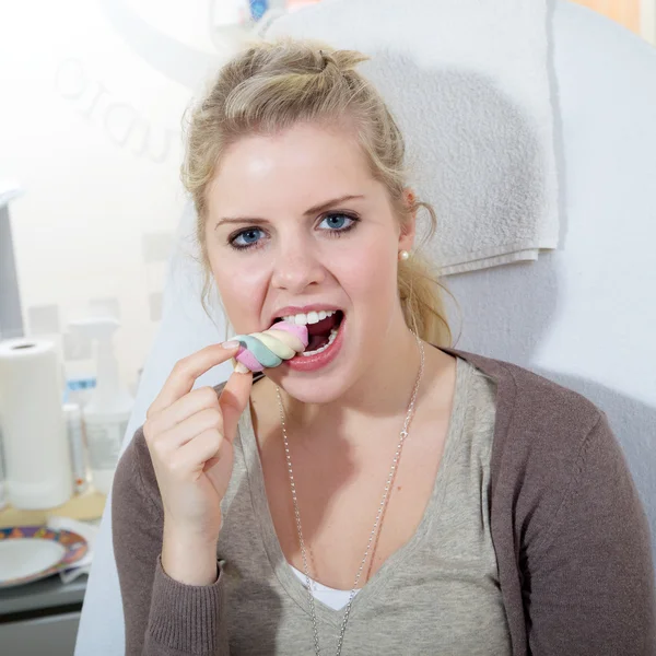 Blondes Mädchen isst Süßigkeiten — Stockfoto