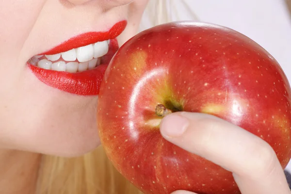 美丽女性嘴与洁白的牙齿吃苹果 — 图库照片