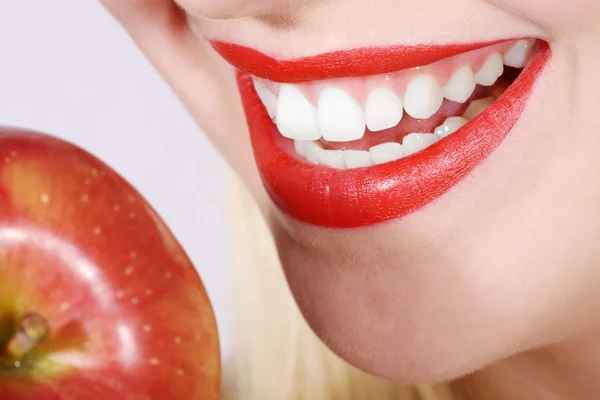 Hermosa boca femenina con dientes blancos comiendo manzana — Foto de Stock