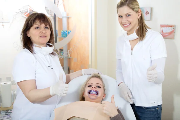 Limpieza dental cosmética —  Fotos de Stock