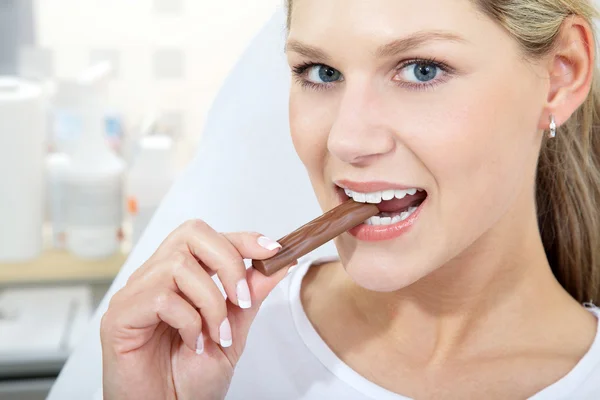 Blond dziewczynka jedzenie czekolady — Zdjęcie stockowe