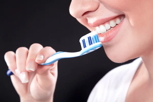 Closeup retrato de bela jovem escovando os dentes — Fotografia de Stock