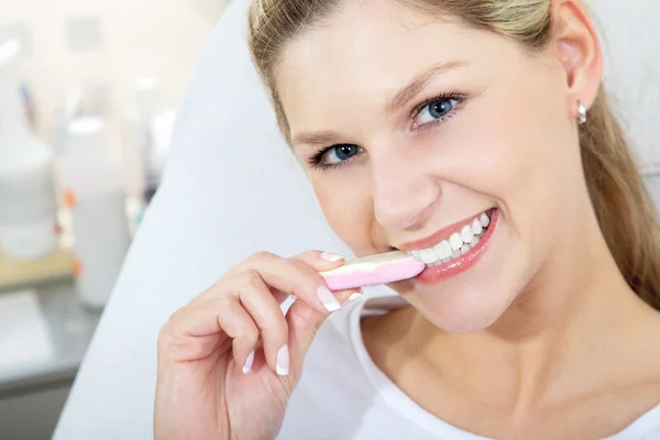 Chica rubia comiendo dulces — Foto de Stock