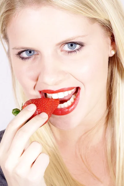 Vackra kvinnliga mun med vita tänder äta jordgubbar — Stockfoto