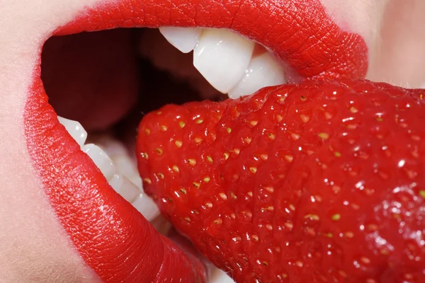 Hermosa boca femenina con dientes blancos comiendo fresas — Foto de Stock