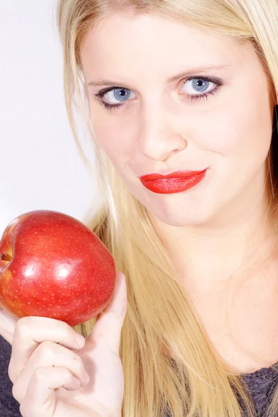 Hermosa boca femenina con dientes blancos comiendo manzana — Foto de Stock