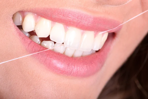 Красивый женский рот с белыми зубами — стоковое фото