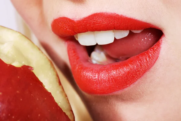 Bella bocca femminile con denti bianchi mangiare mela — Foto Stock