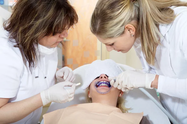 Kosmetisk tandvård rengöring — Stockfoto