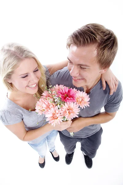 Casal jovem com buquê de flores — Fotografia de Stock