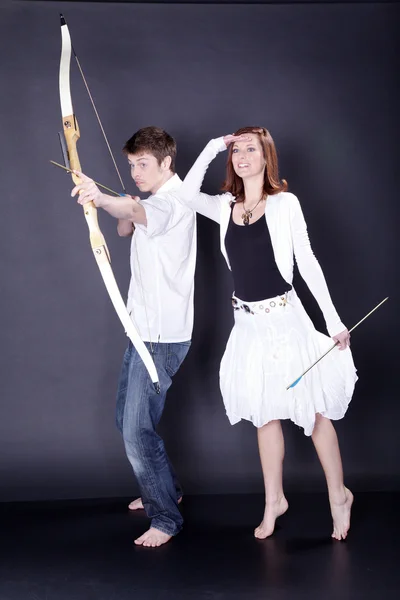 Jovem casal com um arco e flecha — Fotografia de Stock