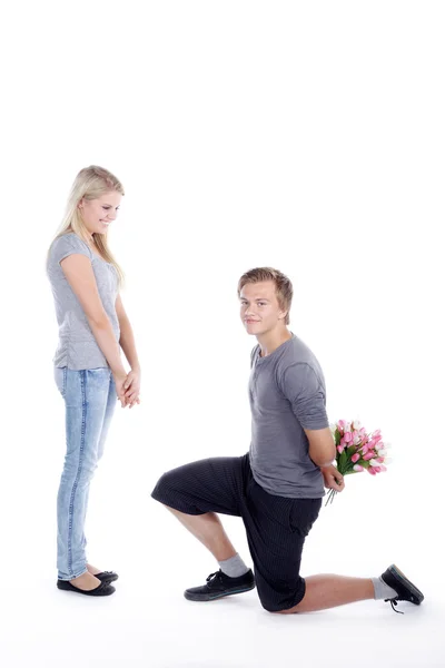 Heureux jeune couple avec des fleurs — Photo