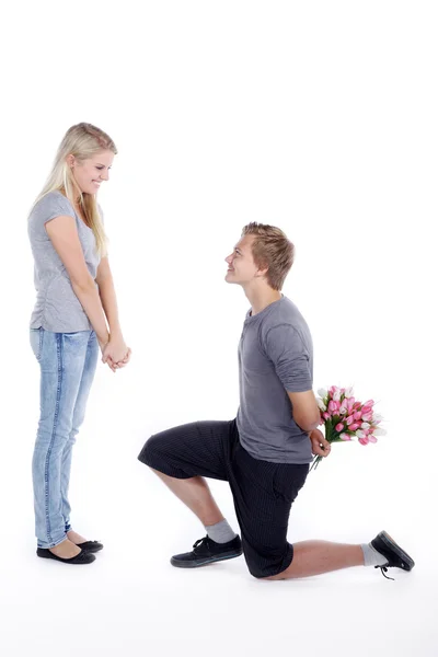 Feliz jovem casal com flores — Fotografia de Stock