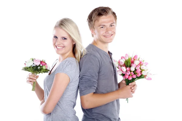 Glückliches junges Paar mit Blumen — Stockfoto