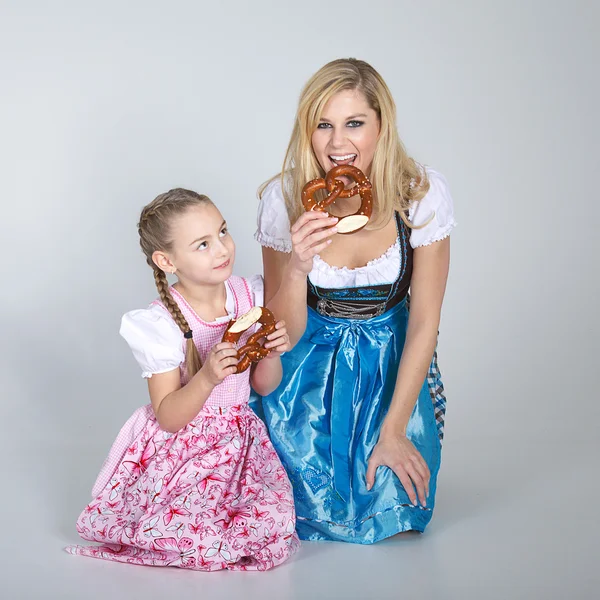 母亲和女儿吃姜饼 — 图库照片