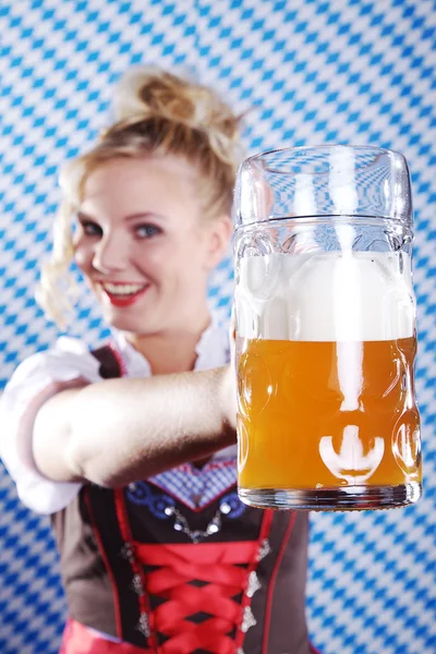 Ung sexig kvinna som bär en dirndl med ölglas — Stockfoto