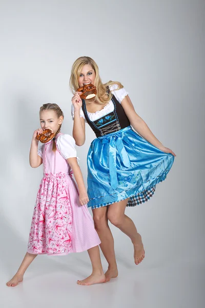 Madre e hija comen pan de jengibre — Foto de Stock