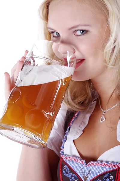 Jeune femme sexy portant une dirndl avec tasse de bière — Photo