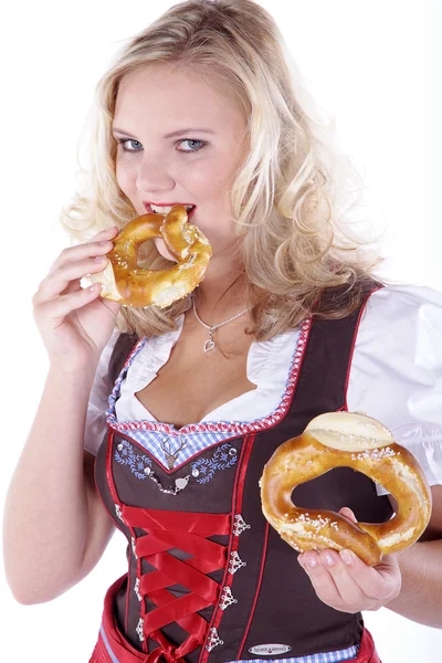 年轻有魅力的女人咬在慕尼黑啤酒节椒盐饼干 — 图库照片
