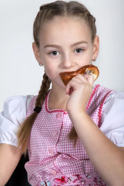 女の子がケーキを食べる — ストック写真