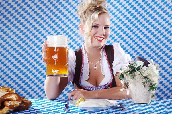 Tânără femeie sexy purtând un dirndl cu cană de bere — Fotografie, imagine de stoc