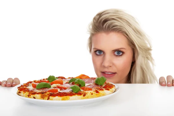 Blondes Mädchen mit Pizza — Stockfoto