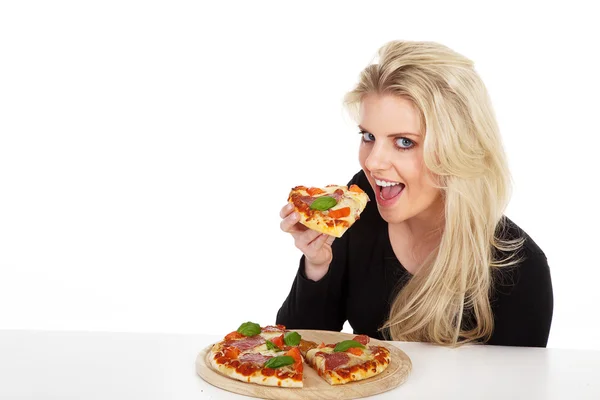 Blondýnka s pizzou — Stock fotografie