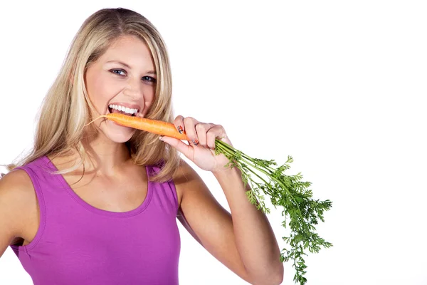 Ragazza mangia una carota — Foto Stock