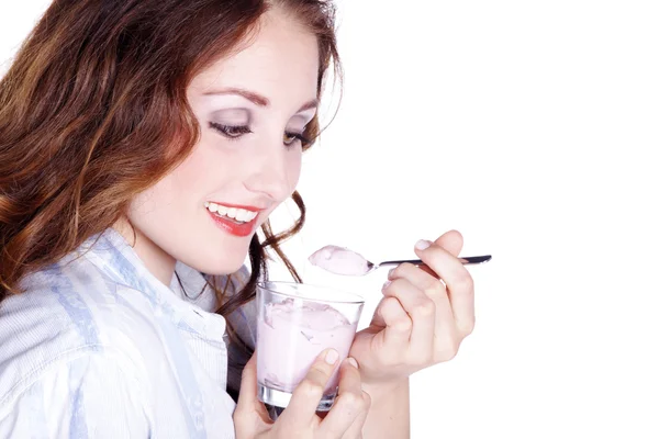 Junge kaukasische Frau isst Joghurt — Stockfoto