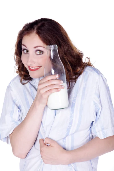 Симпатичная брюнетка с молоком — стоковое фото