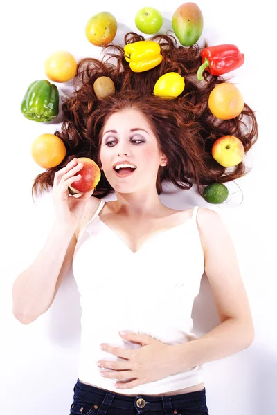 Meyve ve sebzeler arasında yatan kadın — Stok fotoğraf