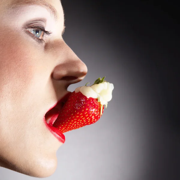 Chica comiendo una fresa —  Fotos de Stock