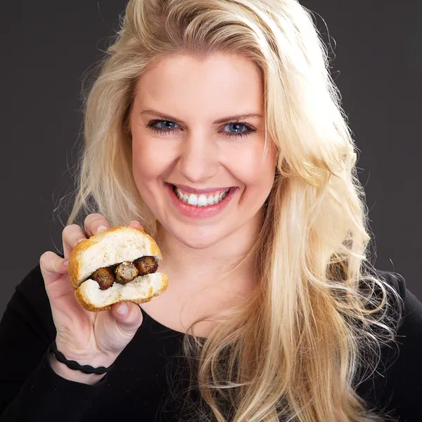 Blond meisje met een boterham — Stockfoto