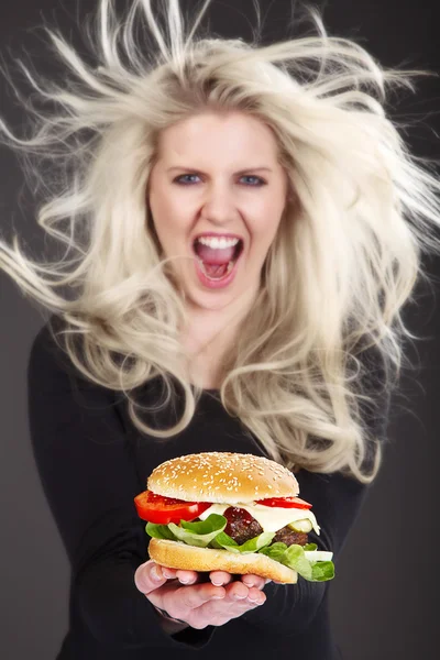 Kvinna med hamburgare — Stockfoto