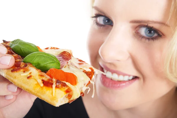 Jonge blonde vrouw met pizza — Stockfoto