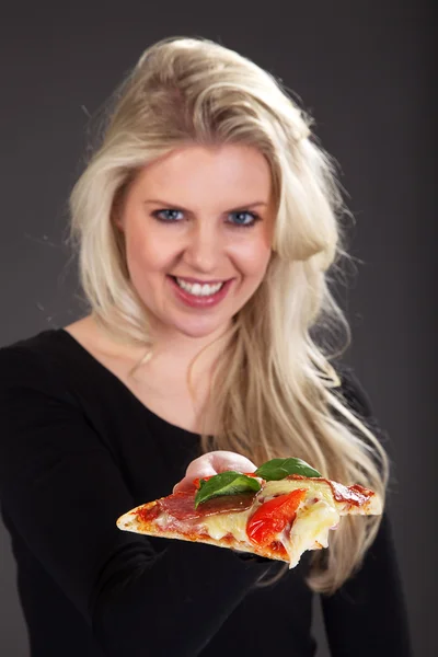 Молодая блондинка с пиццей — стоковое фото