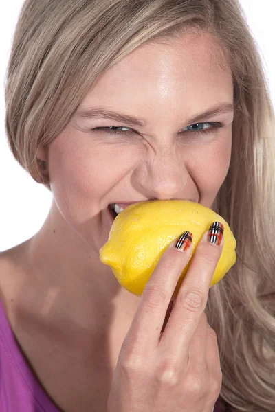 Ragazza bionda con limone — Foto Stock