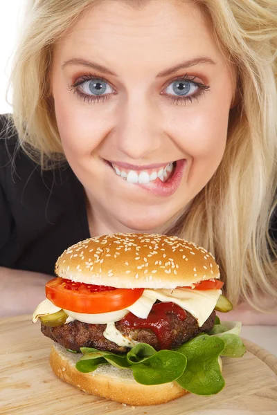 Kvinna med hamburgare — Stockfoto